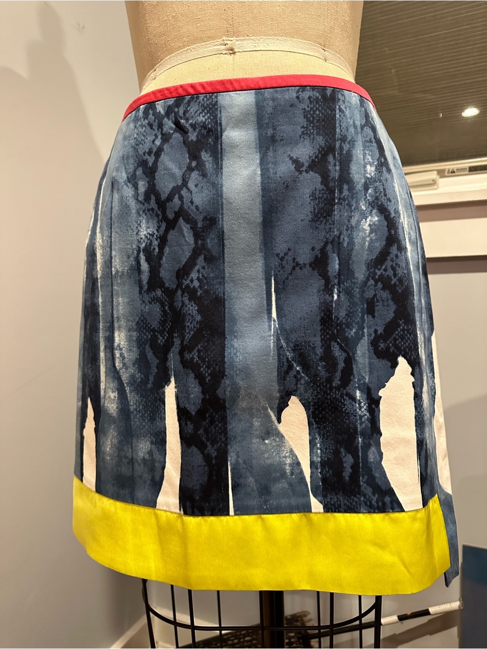 T Tahari Abstract Snake Print Blue & Yellow Skirt - 8